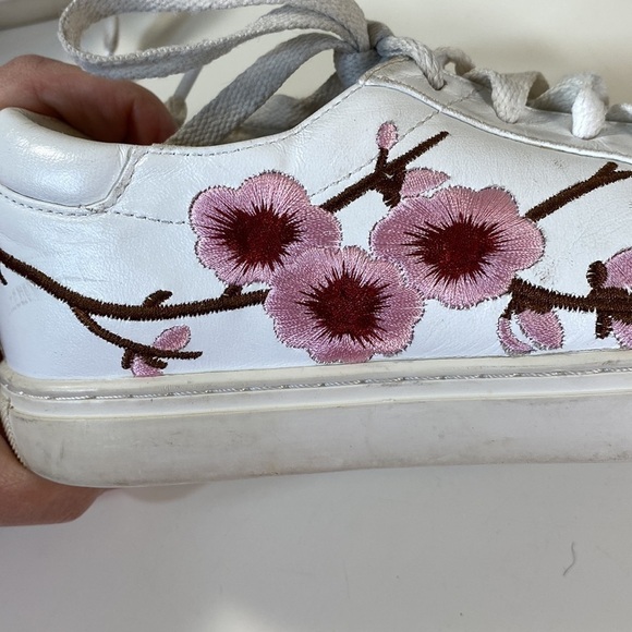 KENNETH Cole Kam Blossom Embroidered Sneaker Size 6 - Picture 8 of 14